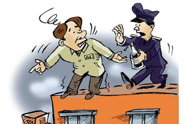 老人情绪失控要跳楼 冰城辅警冲上楼拦腰抱回