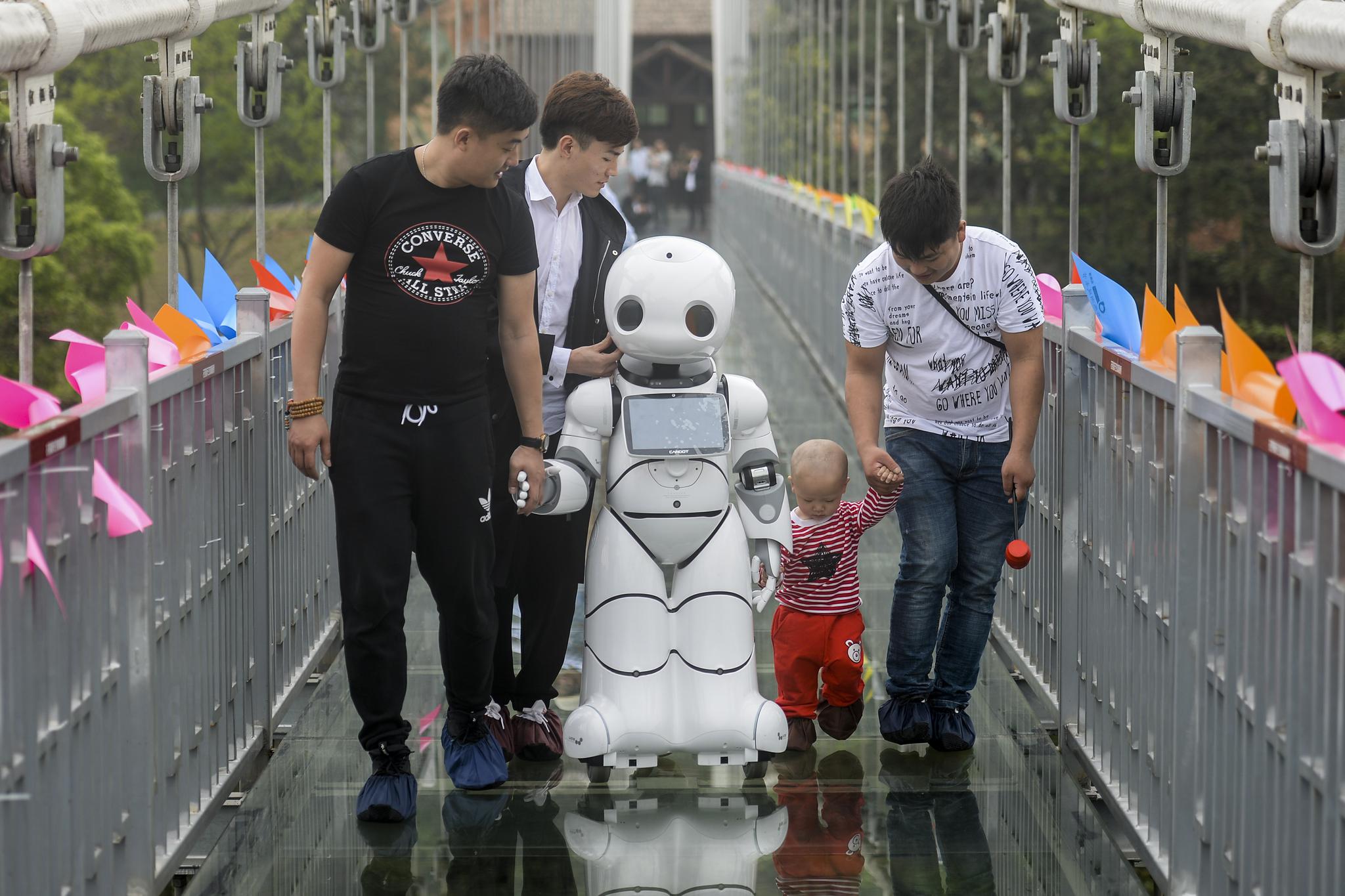 长沙石燕湖首推智能机器人导游