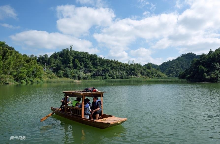 2 / 10 湖南祁东县凤石堰镇花屋村,网传湖南的小九寨沟.