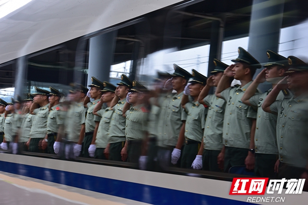 组图丨武警怀化支队:又到老兵退伍时