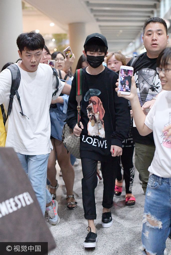 易烊千玺一身潮装现身 获助理护驾气场强大