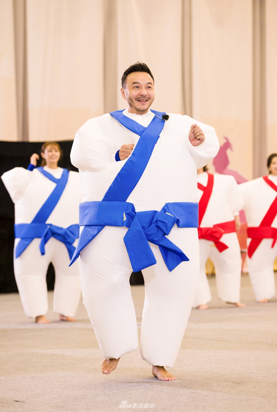 汪涵沈梦辰穿充气服手舞足蹈