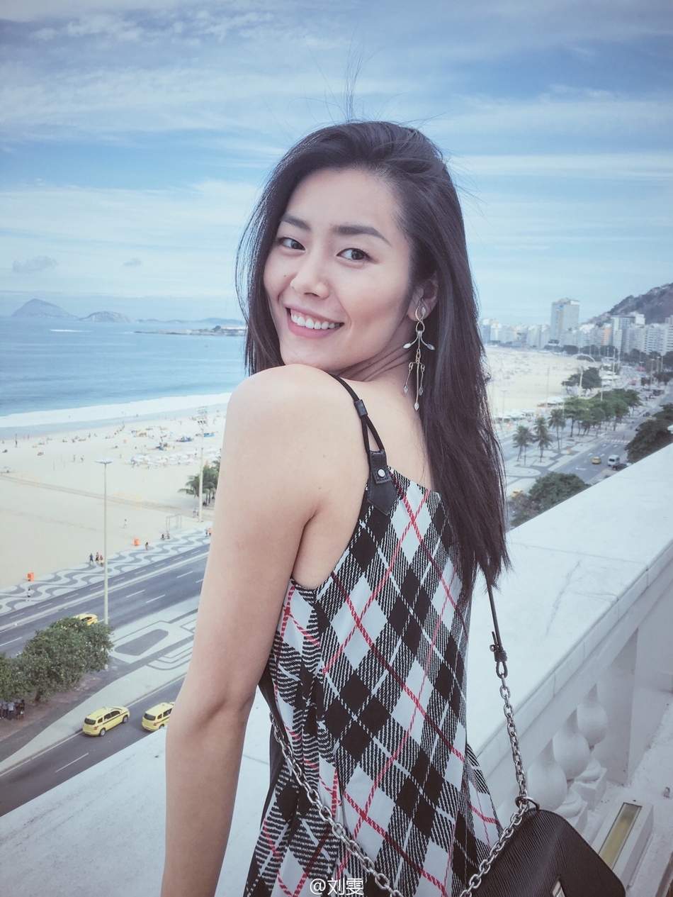 刘雯等飞机晒自拍略显疲惫 素颜出镜颜值仍在线