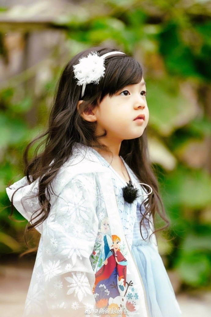 小泡芙戴白色发卡宛如小天使