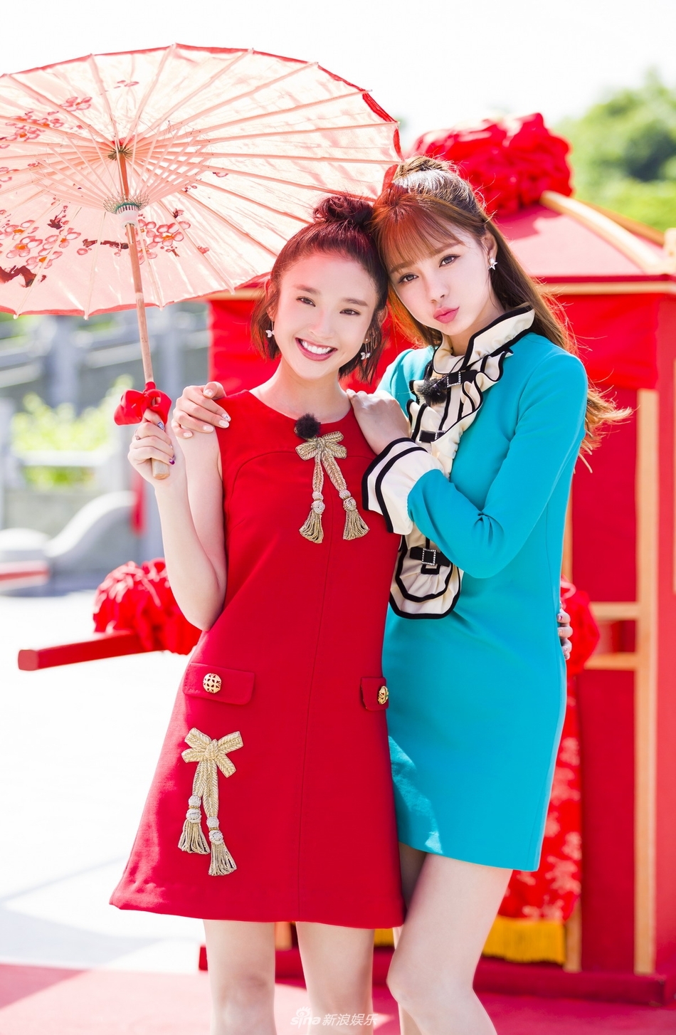 好养眼唐艺昕沈梦辰甜美合照姐妹情深