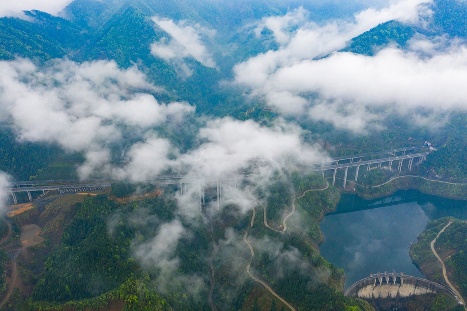 新溆高速——穿云破雾而来