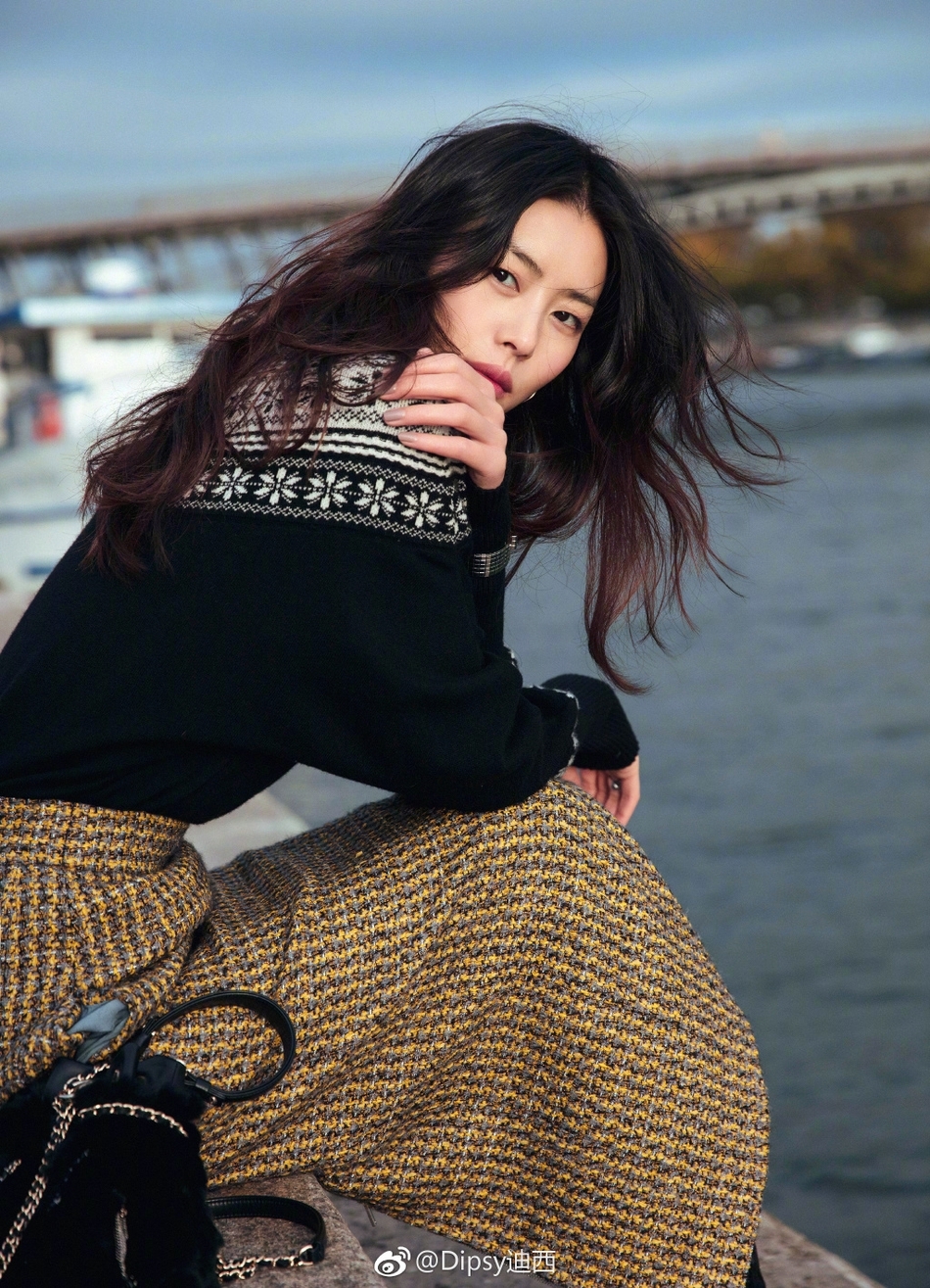 刘雯巴黎街拍大片 塞纳河畔秀发起舞唯美动人_高清图集_新浪网