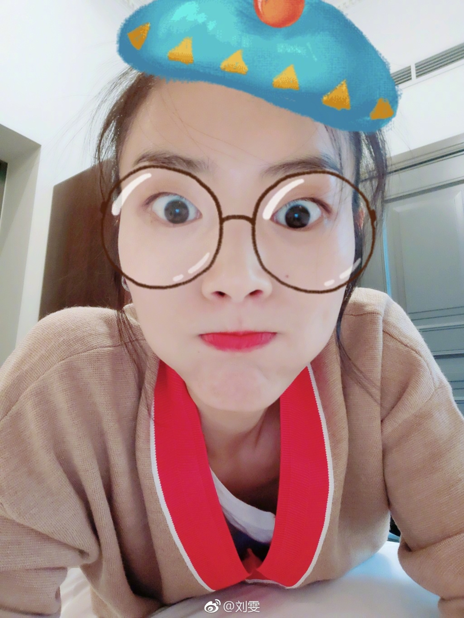 小可爱本爱!刘雯晒搞怪表情包自拍照毫无偶像包袱