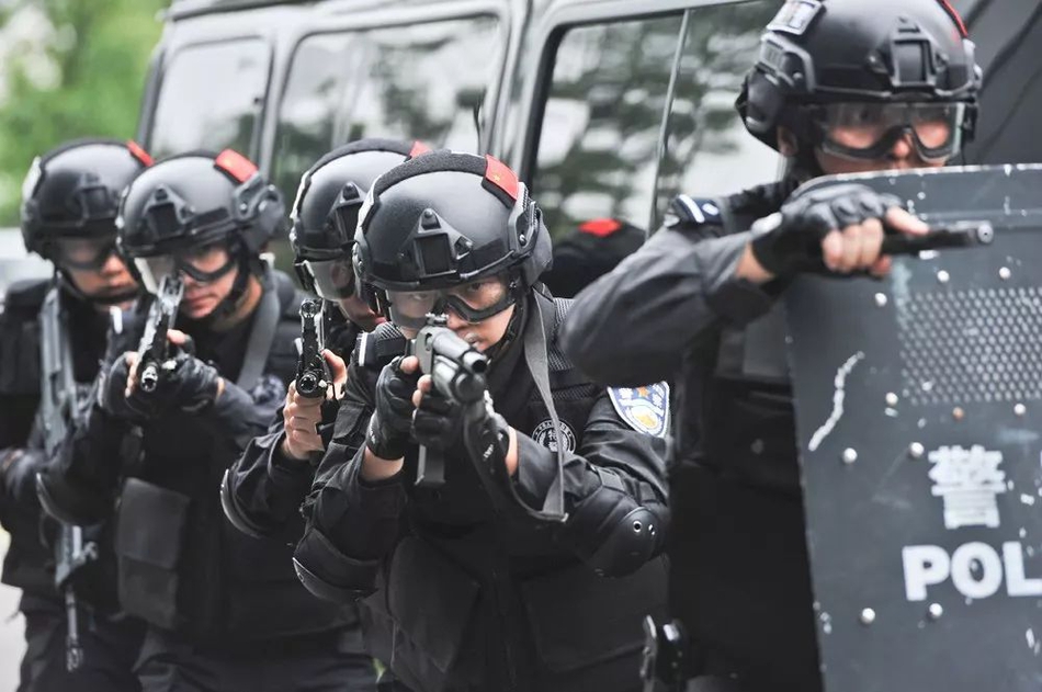 湘潭公安成立"红鹰"突击队 特警小哥哥帅呆了