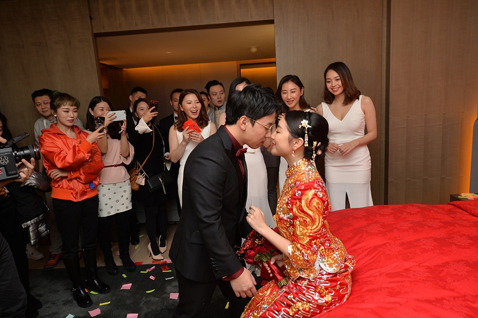 伴娘团:何雯娜,何可欣,郑茜月,侯亚男.来源:成都商报 陶轲