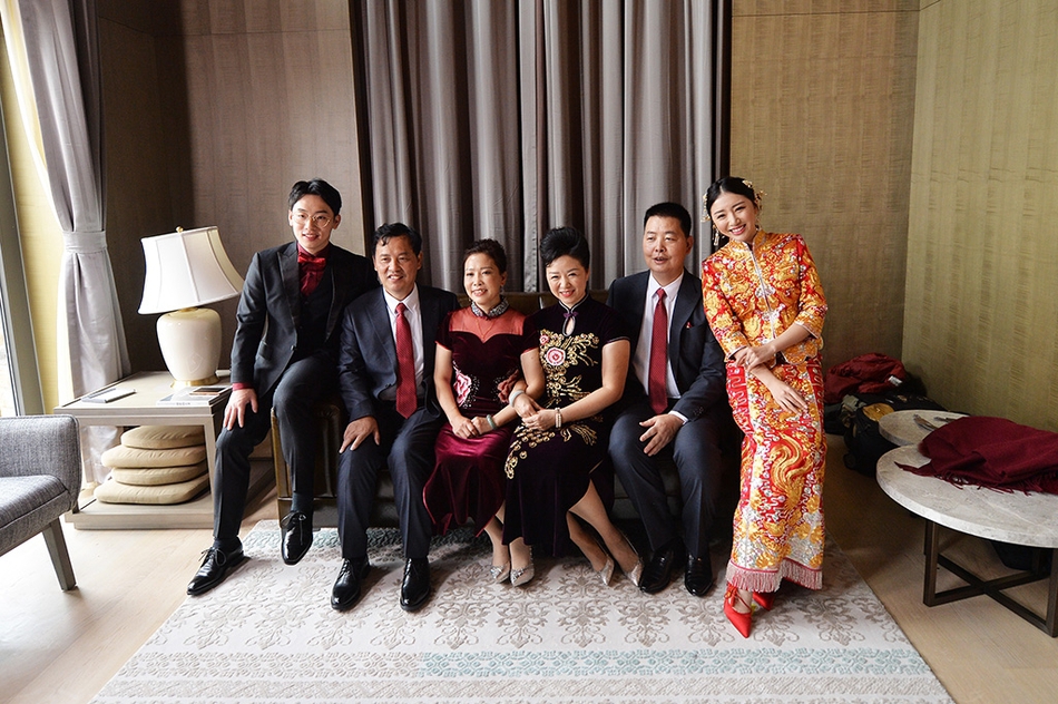 伴娘团:何雯娜,何可欣,郑茜月,侯亚男.来源:成都商报 陶轲