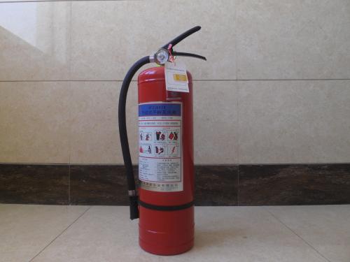 浏阳"熊孩子"大厅万灭火器 楼道"涂"成一片白