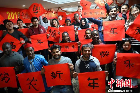 留学生们展示他们写的汉字. 泱波 摄