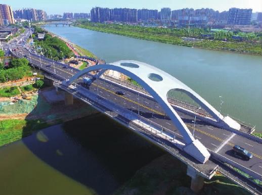 大桥全长400多米,为双向四车道,27日建成通车.长沙高铁新城片