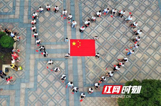 挂国旗唱红歌衡阳有座国旗楼