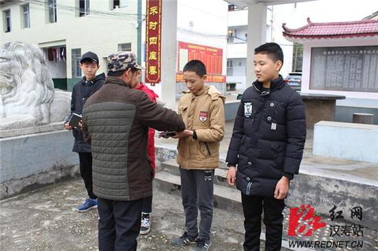 汉寿:中学生拾金不昧 彰显"毓德"本色