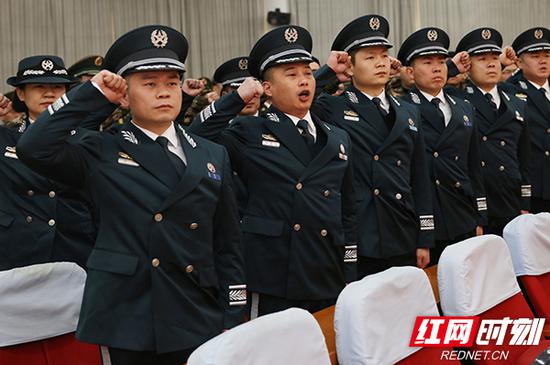 武警湖南省总队举行首批文职人员授装暨宣誓仪式