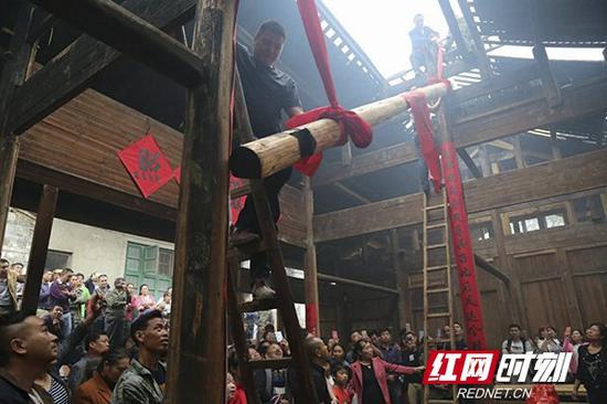 正梁一步一步被拉上去.