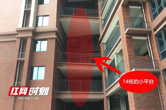 (海德公园14栋的小平台区域,连结着同楼层的两个不同户型.