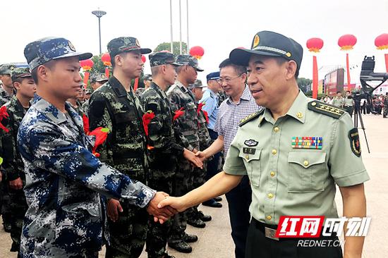 常德军分区政委董亮,副市长龚德汉与新兵握手.