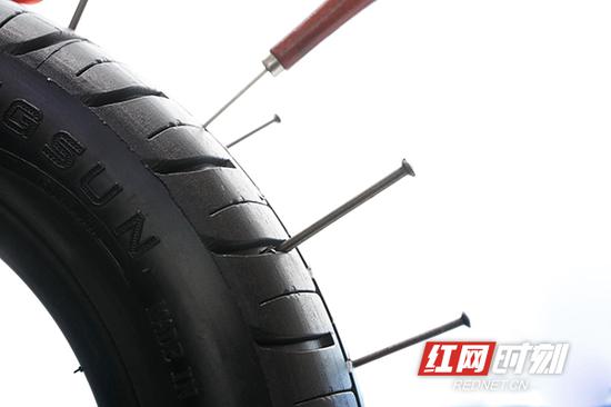 免充气空心轮胎.