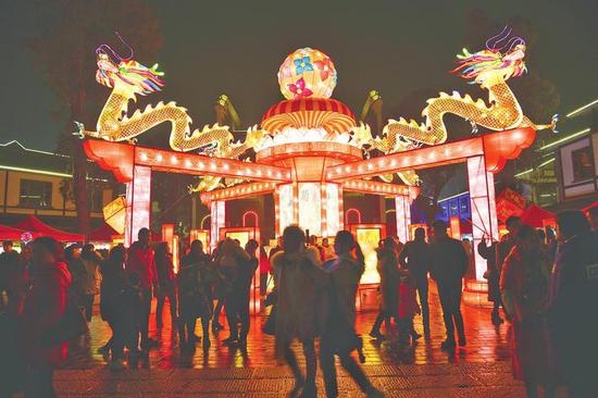 春节期间,湘阴洋沙湖国际旅游度假区,50多组花灯让游人流连忘返.