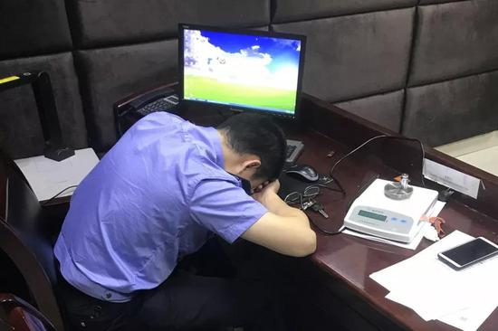 熬夜办案的民警实在太累了