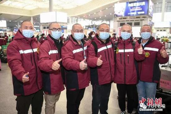 6位剃光头发的医疗队成员合影