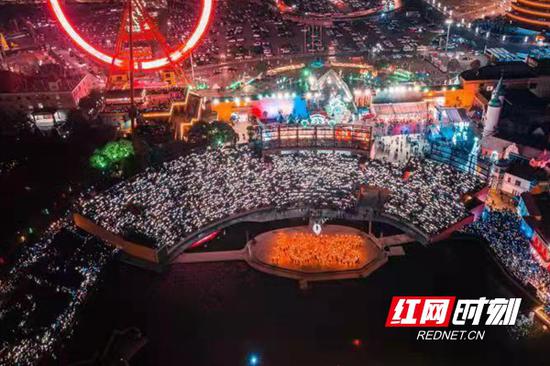 长沙世界之窗上演全景跨年焰火秀