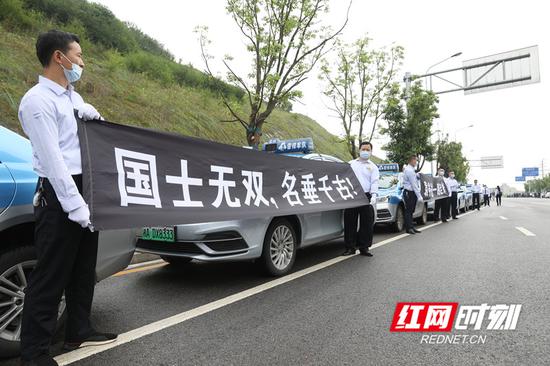 殡仪馆外,随处可见悼念袁隆平院士横幅.