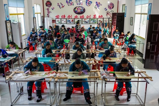 石栏镇七绣坊“让妈妈回家培训”