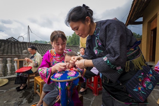 传承人指导绣娘
