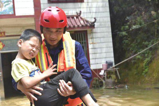 消防队员营救被洪水围困儿童别怕叔叔这就送你去医院