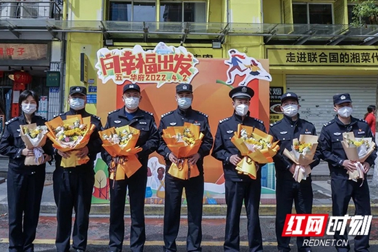 长沙市芙蓉区五一华府解封,封控区群众向芙蓉公安分局定王台派出所