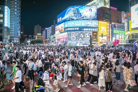 (2022年10月1日晚,长沙市五一商圈人头攒动,"网红"长沙吸引大批游客前