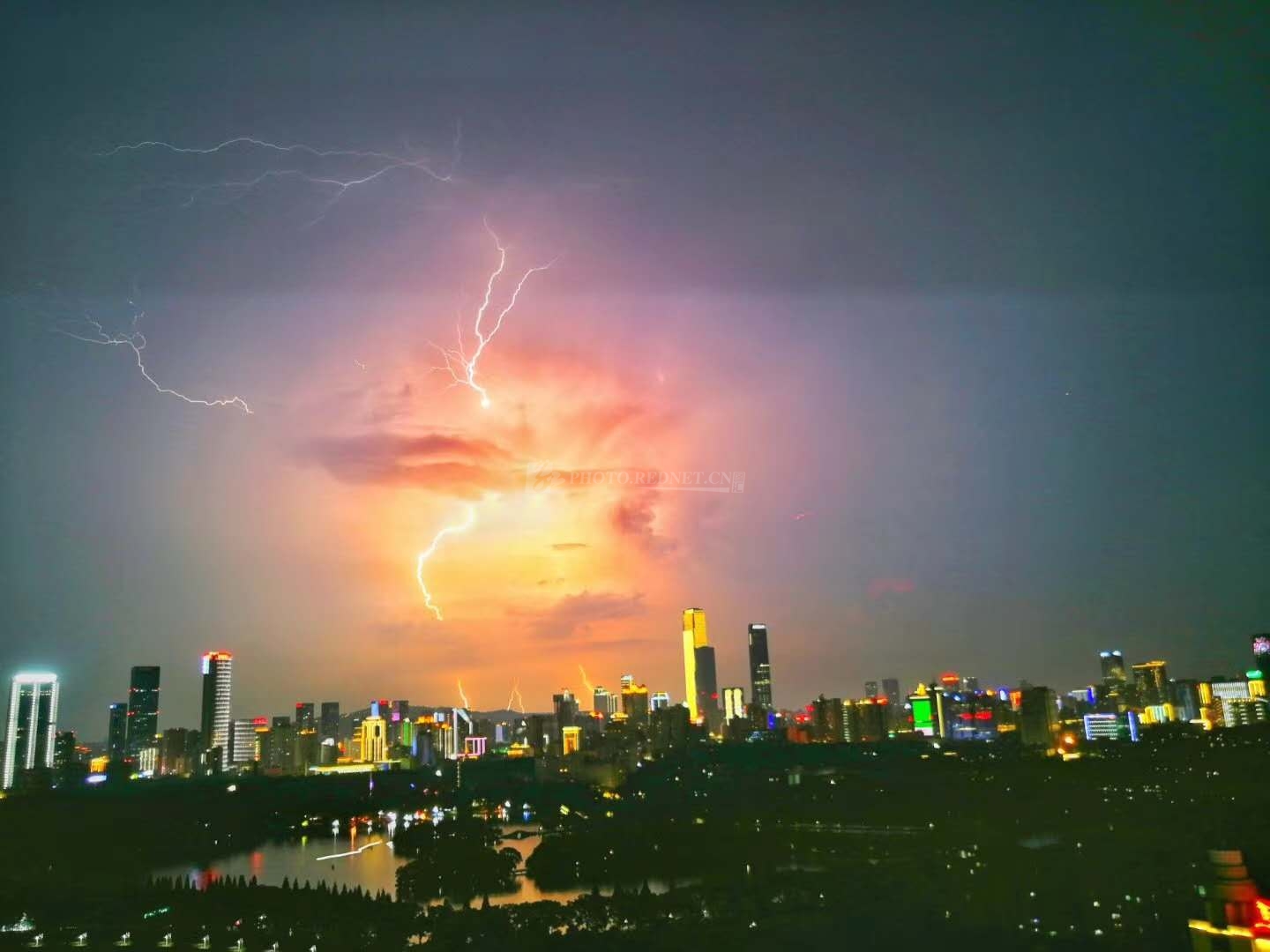 粉色闪电频频"闪爆"长沙夜空
