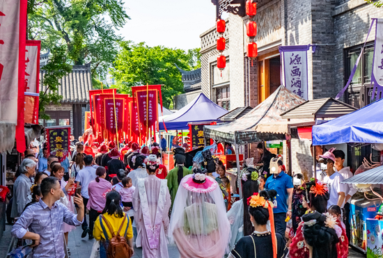 郴州长卷以老郴州"九街十八巷"为背景,一户一景,一处一景集聚各地特色