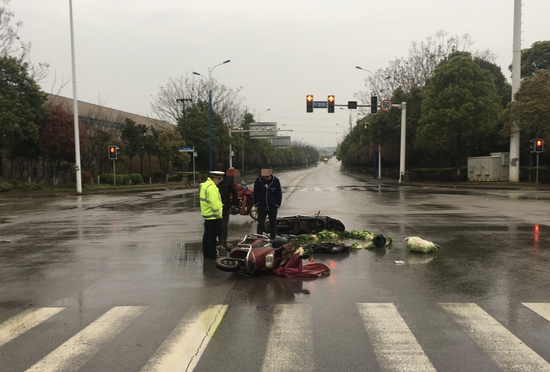 以案警示电动车闯红灯发生交通事故交警全责