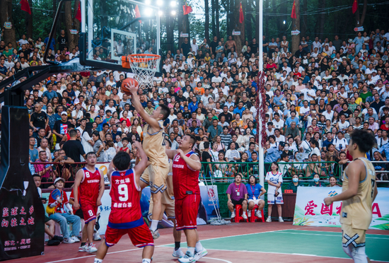(张昌六 摄)□田旭8月11日至17日,2023年湖南省和美乡村篮球大赛(村ba