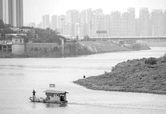7月11日,浏阳河三角塘泵站附近,波光粼粼的河面上,垃圾清理船正在巡逻。图/记者 辜鹏博