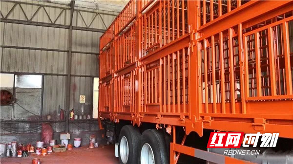 武陵区正达车厢厂内喷漆区域,停放着一辆色泽鲜艳的橘红色货车,车厢上