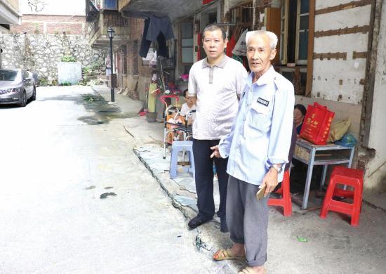 近日,郴州市栏杆塘某小区,民警王祥海(左)和事发时的目击者。图/受访者提供