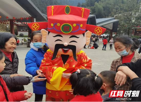 "财神"给游客派发"牛气冲天"红包