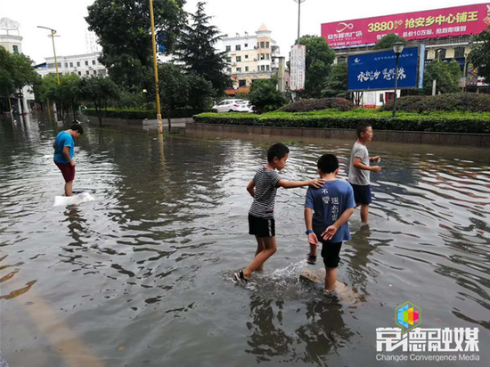 安乡遭遇大暴雨致多条城区道路严重积水