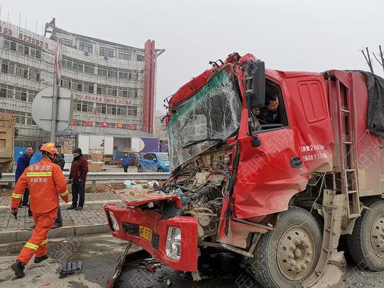 岳阳渣土车追尾1人被困 事故原因仍在调查