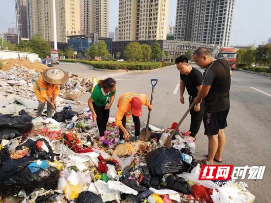 环卫工人顶着烈日翻捡垃圾。
