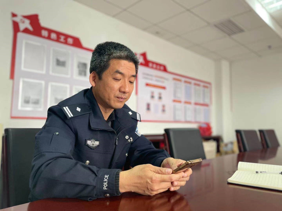 周建平会摆pose的好警察