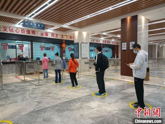 8月27日上午,游客在张家界武陵源核心景区排队买票. 邓道理 摄