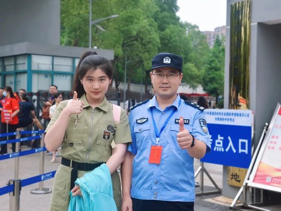 【你亮剑我护航·长沙】女儿场内高考父亲场外护考，考场内外“共答卷”！_新浪湖南_新浪网