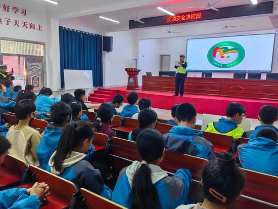 2023年11月21日下午,株洲攸县交警大队组织民辅警走进上云桥